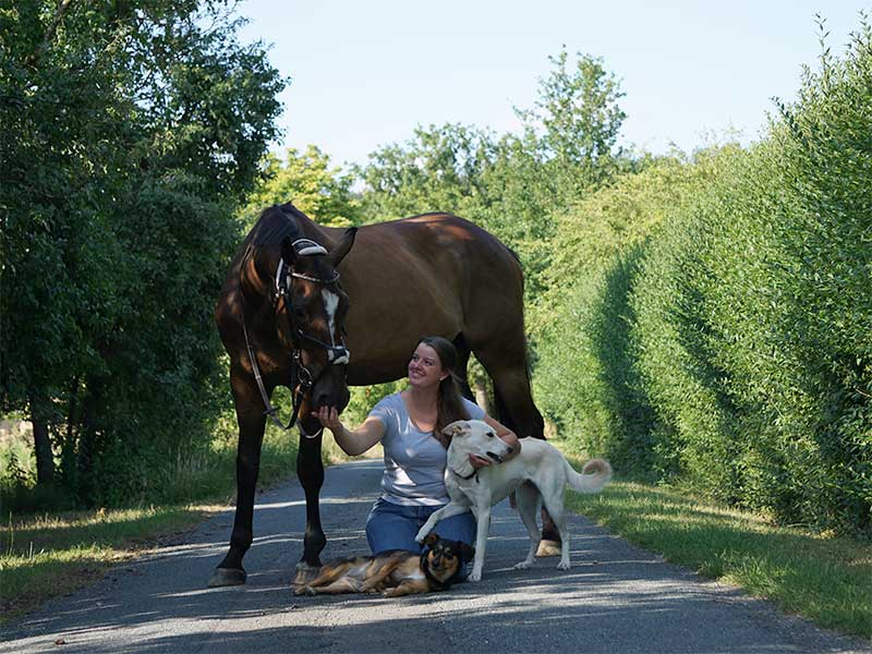 Jacqueline mit Pferd und Hund